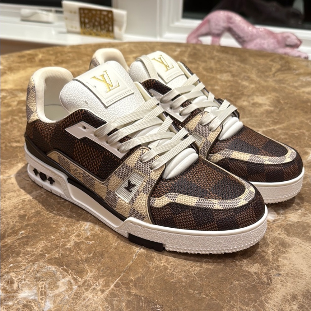 Louis Vuitton Trainer. Damier print.